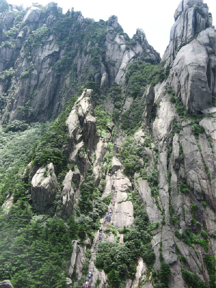 和妈妈分两路下山,妈妈坐玉屏索道下山,我则步行爬天都峰后下山,妈妈