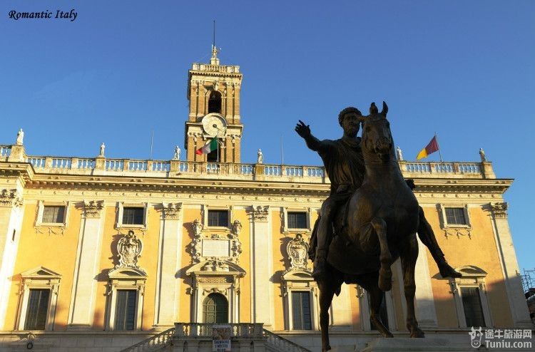 新宫(palazzo nuovo),中间的铜像是马可-奥勒利乌斯骑马像,奥利略皇帝