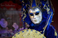 戴上面具参加狂欢节