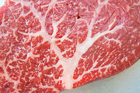 入口即化,牛肉洁白的脂肪夹杂在鲜红的嫩肉之间,纹理如同大理石般精致