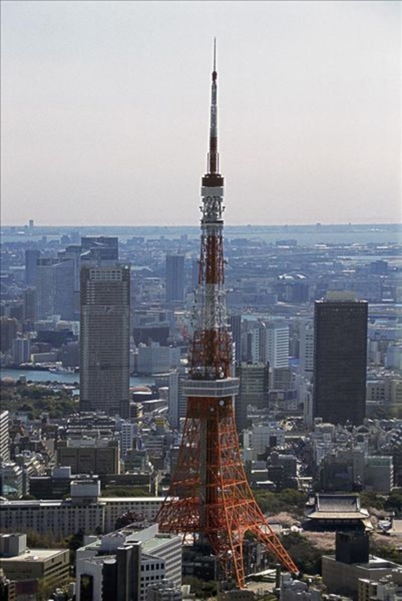 在这里我来介绍一下东京塔具体的票价,成年人的票价为820日元,约63