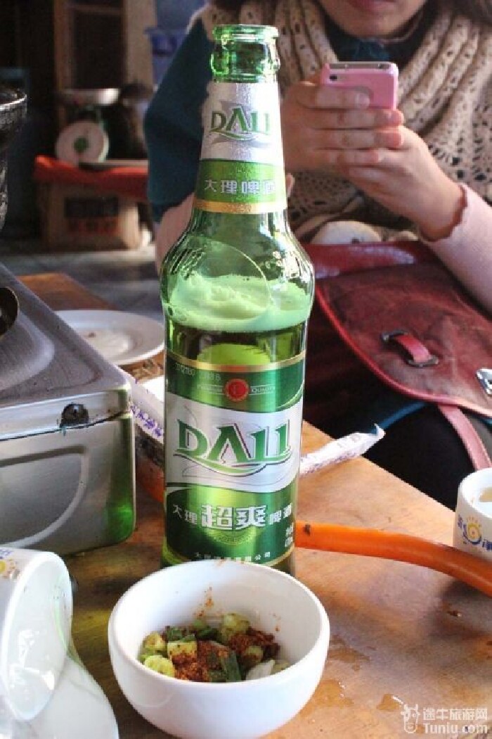 本地啤酒总是餐桌的小猪脚.