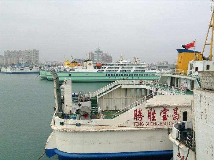 在琼州海峡行使近2小时,16点多到达海口秀英港.