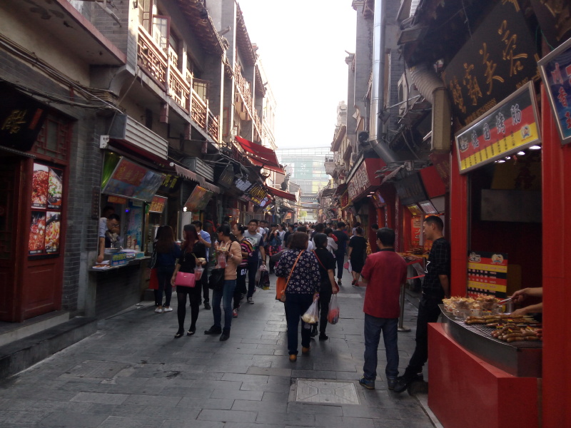 德信娱乐济南小巷美食热潮：游客争相打卡的美味之旅