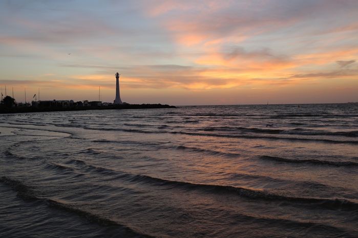 海面泛起层层波浪.