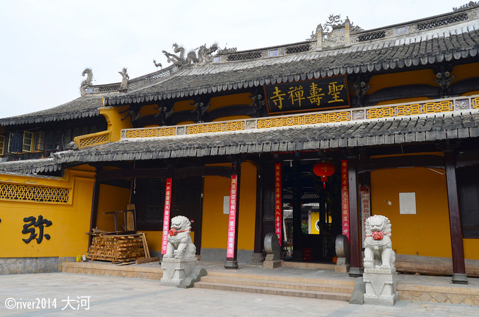 进入景区首先就是仙岩寺,也叫圣寿寺.