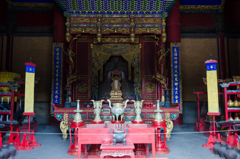 分别为康熙帝和光绪帝所书,历代帝王都来到孔庙祭拜孔子