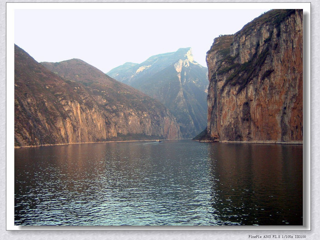 西陵峡西起香溪口,东至南津关,是长江三峡中最长,以滩多水急闻名的