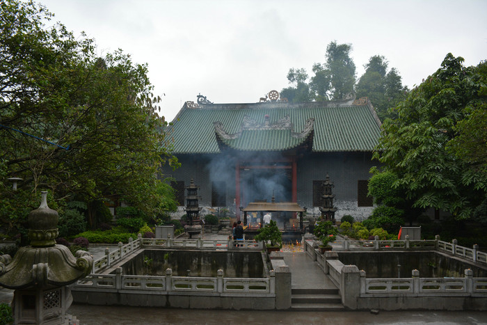 广东韶关南华寺p61---p63:南华寺香烛燃烧的地点在大雄宝殿前