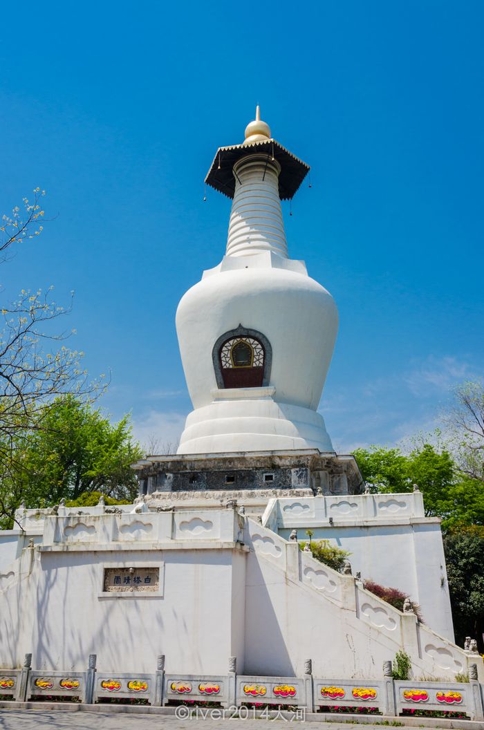 扬州瘦西湖的这一座白塔,建于清朝乾隆年间,是仿制北京北海公园的白塔