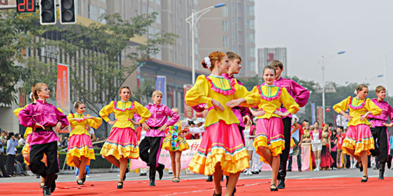 根河市及海拉尔的华俄后裔中,保持着传统的俄罗斯族民间舞蹈