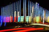 观看广场霓虹灯