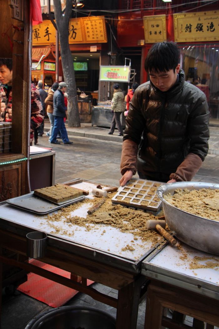 西安回民街美食(七)陕西土特产除了餐馆,小吃摊,甜点饮料摊,回民街上