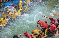看屈原故里赛龙舟习俗