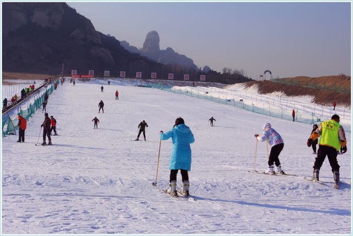 五莲山滑雪场上尽情奔放