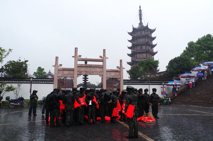第三个观潮佳点—盐官镇西12公里的老盐仓,可以欣赏到"回头潮.
