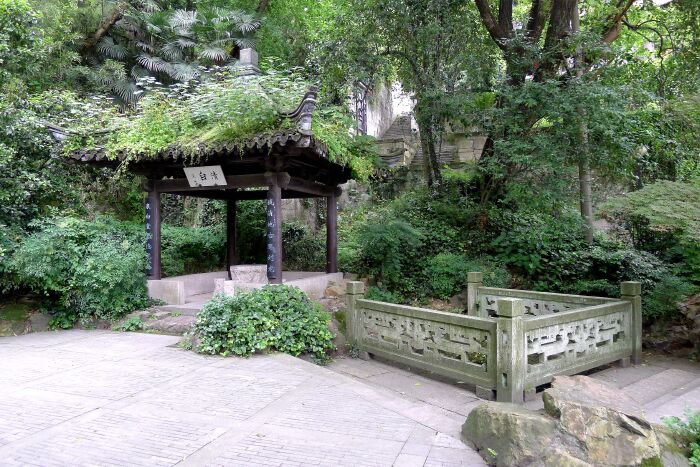 清白泉位于府山南麓岩壁之下(越王台院内).