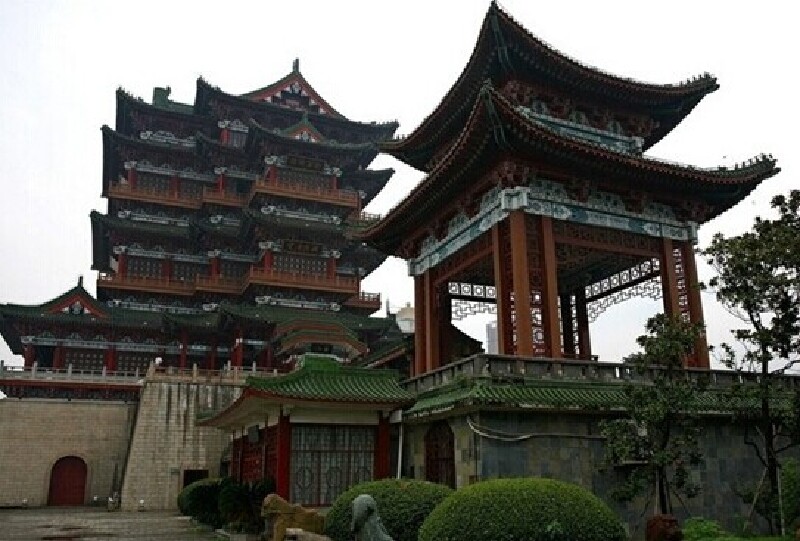 提到旅游,很多人都会想到上海的外滩、南京的南京大屠杀纪念馆、苏州的苏州园林、常州的恐龙园、杭州的瘦西湖等等。能够想到去江西的恐怕不是特别多。其实,不被提到并不代表每年到江西旅游的游客不多,只是还有一些人不知道那里有独特的风景罢了。那么到江西旅游有哪些着名景点可以去游玩?又有哪些美食可供游人品尝的?这里就扼要的讲几句,希望能够让您的江西旅游的愉快! 江西自古以来就被誉为物华天宝,人杰地灵的宝地,这里不仅拥有众多的名胜古迹,历史名城,如景德镇,武昌等,而且江西的文化气息也是十分浓重的。不说别的,唐宋八大家