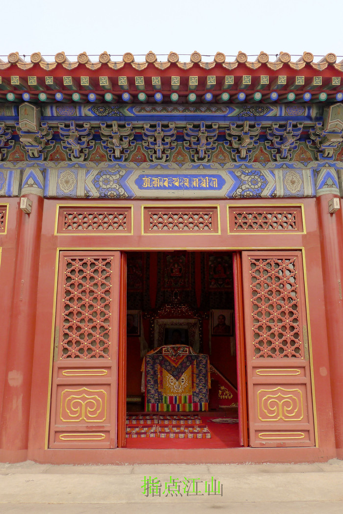 图为西黄寺的主要建筑 — 正殿(大雄宝殿)正立面的全景照片