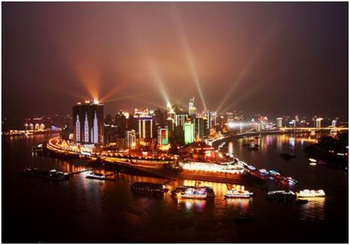 被誉为世界三大著名城市夜景之一的半岛梦幻之城的重庆市区坐落在长江
