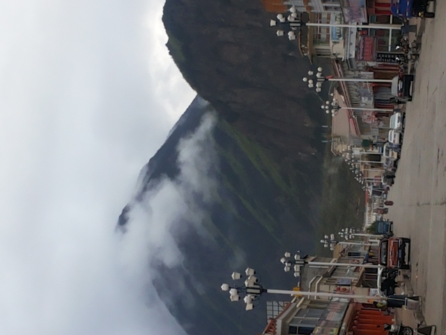 去林芝路上,在工布达江县城住了一晚,早晨8点拍了些街景.