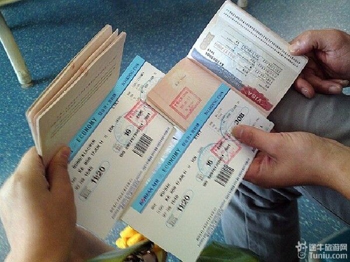 我俩的会机票和护照!嘿嘿.