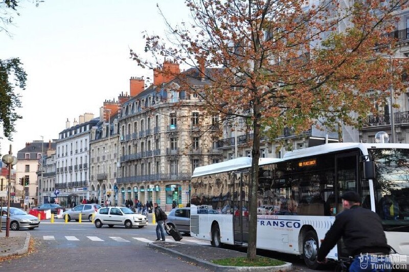 第戎(dijon)位于巴黎东南270公里,城建于