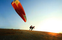 乘滑翔伞在天空翱翔