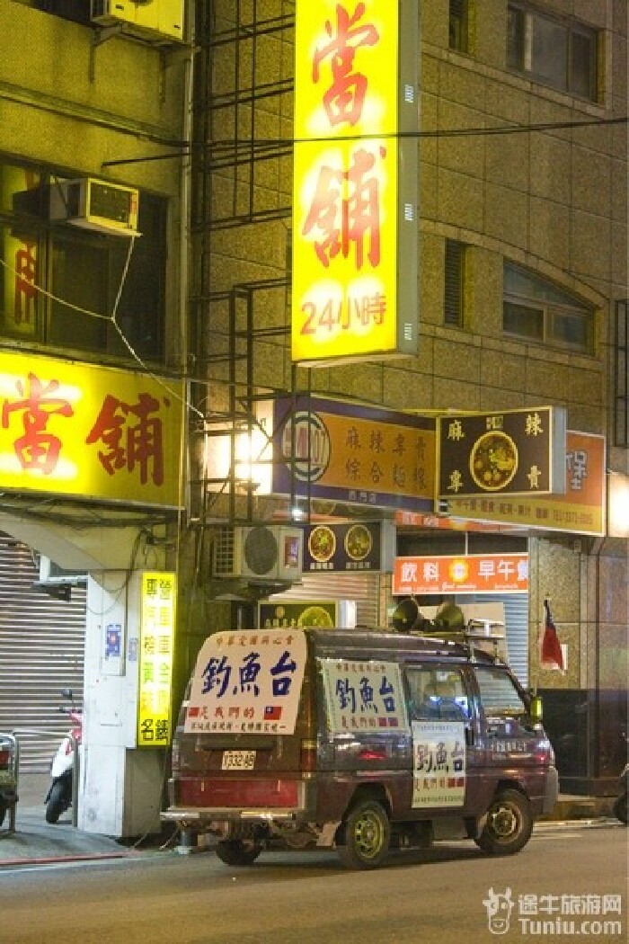劳累了一天的宣传车 租完单车,通过忠孝东路奔袭至西门町,我也不知道
