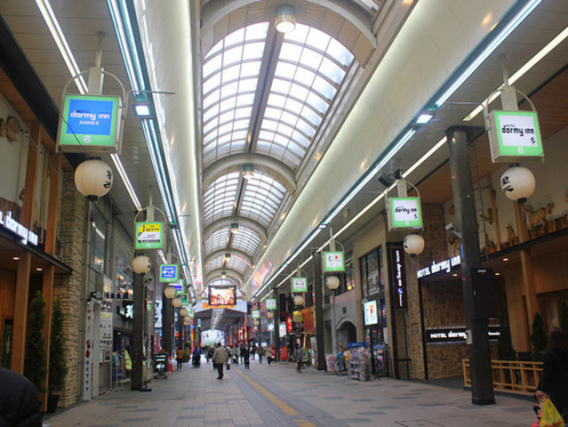 狸小路商业街(tanukikoji commercial street)位于日本札幌市.