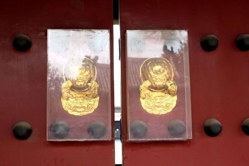 图为三进门的全景照片,及大门上的辅首、间接说明 袁林景仁堂 照片显