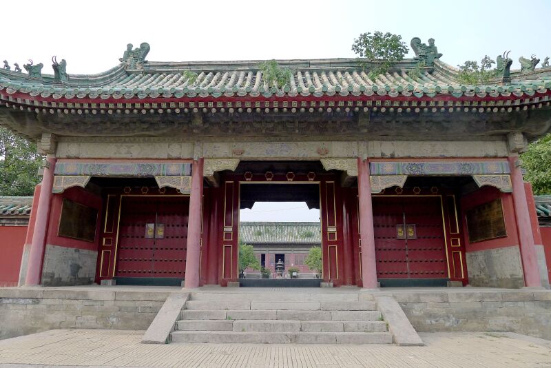 图为三进门的全景照片,及大门上的辅首、间接说明 袁林景仁堂 照片显