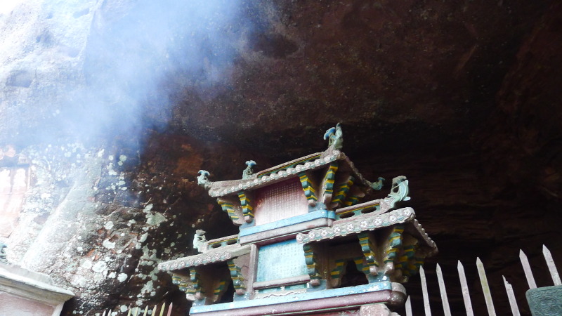 宝。 丹霞地貌 真仙洞府　崖壁下有许多洞穴，供奉各路神仙塑像 摩崖石刻 洞府前的牌楼 看点二：【道教名山】 齐云山与武当山均供奉真武大帝，