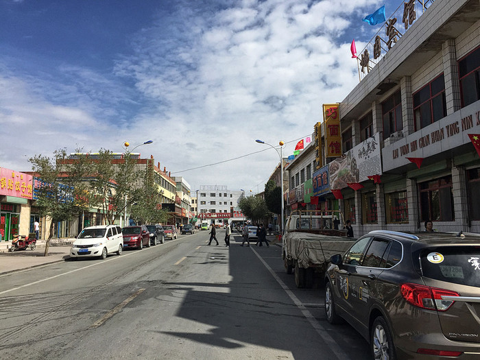 在敦煌没有通火车和高速的时候,很多的旅客从柳园下火车,做大巴前往