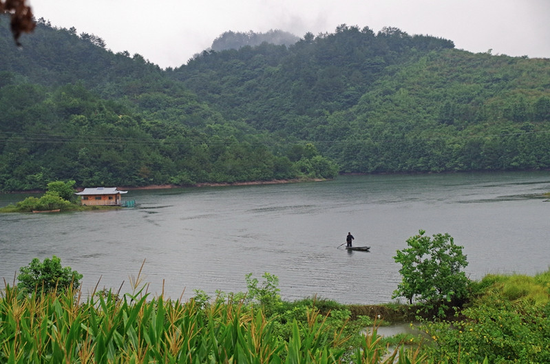 通济湖周边的经济也得到了持续发展,通济湖也成为旅游观光,水上游乐