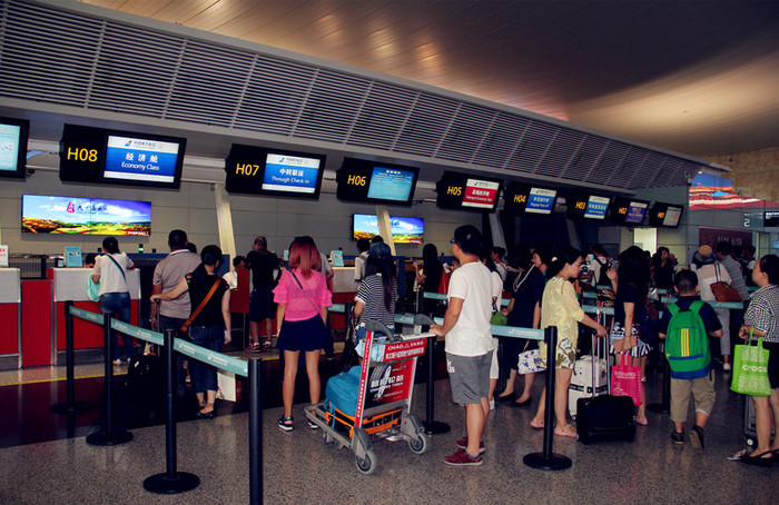 根据【出团通知】,自助来到机场,拍下黄昏时的杭州萧山机场
