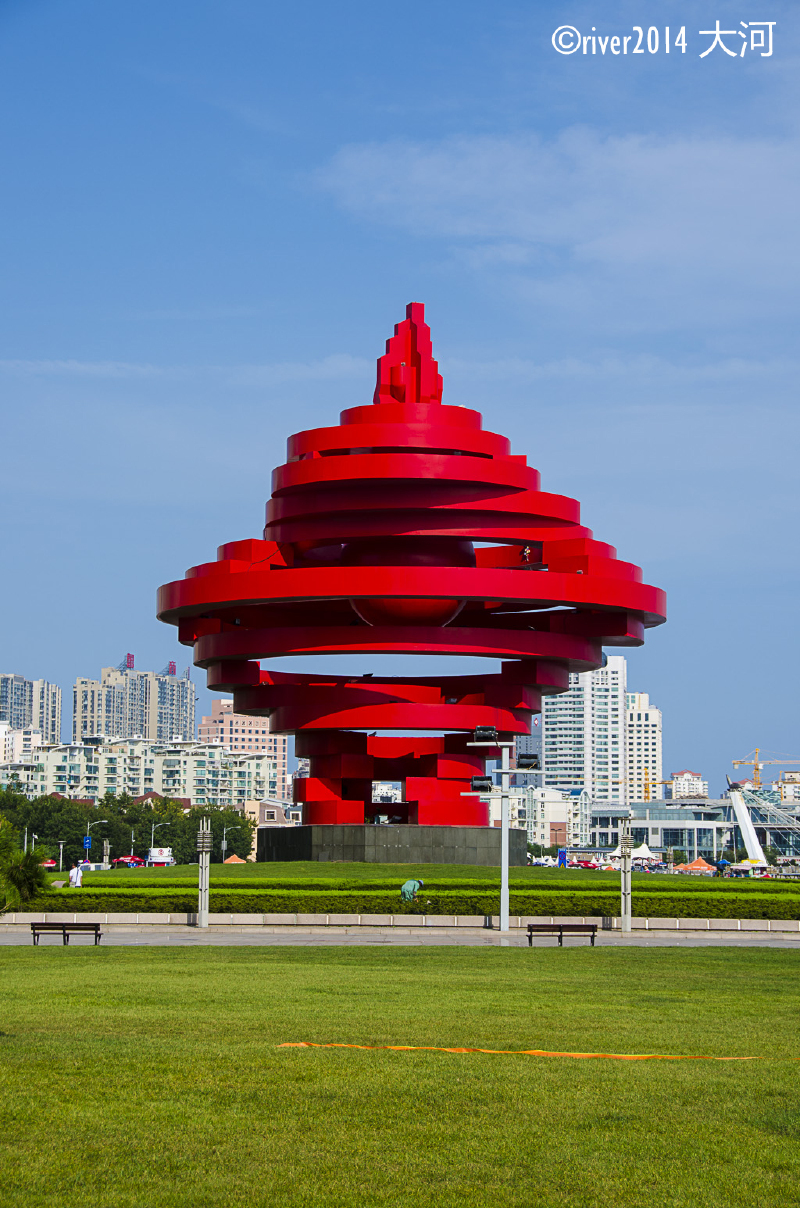 沿着奥帆基地向西不远就是五四广场,这里的雕塑五月的风是青岛