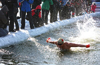 感受徒步和冬泳表演