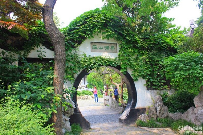 何园又名"寄啸山庄,园主何芷舠,归隐扬州