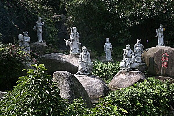 竹仙洞公园位于珠江三角洲的珠海市湾仔镇南湾大道西侧,是珠海市的着