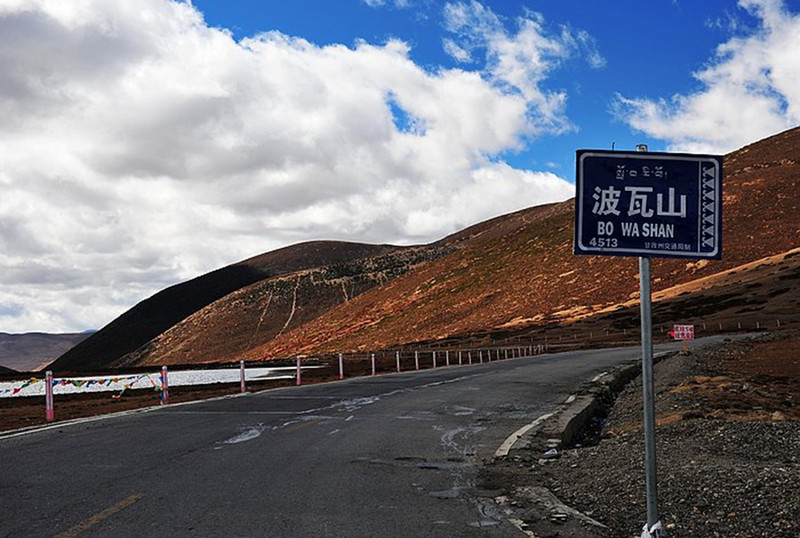 越野车前合影翻过海拨4500多米的波瓦山,我们马上就要到达稻城县了哦