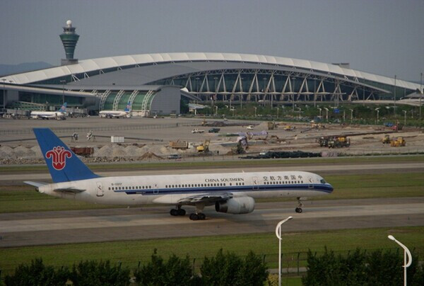 达拉斯国际机场全称为达拉斯-沃思堡国际机场,美国*航空公司(美国航空