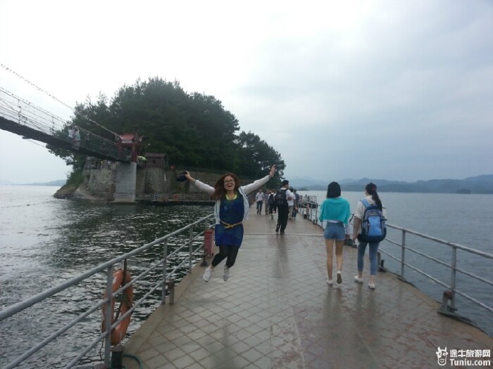 吃完午饭,13:50,我们赶到了千岛湖,这个下午就交在这儿了 千岛湖,故名思议,就是有千个岛呗,1078,是世界上最大的岛湖,世界上还有一个,在加拿大,1096岛屿。是不是想纠正我的错误,1078怎么会大于1096呢?当然会,计算办法不一样,他们那边只要是个泥堆,有棵树在上面就是一个岛,照这样,我们是有2000左右,你说是不是我们的最大呢? 千岛湖之前似乎没有这么出名,但是因为两件事,现在是名声大作,成为国家5A级景区。一件就是1994年的千岛湖事件,这还关系到台湾与大陆的两岸关系,感兴趣去网上搜搜吧。