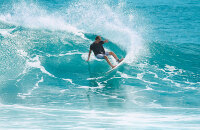 志贺岛玩海冲浪