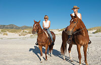 沙滩骑马