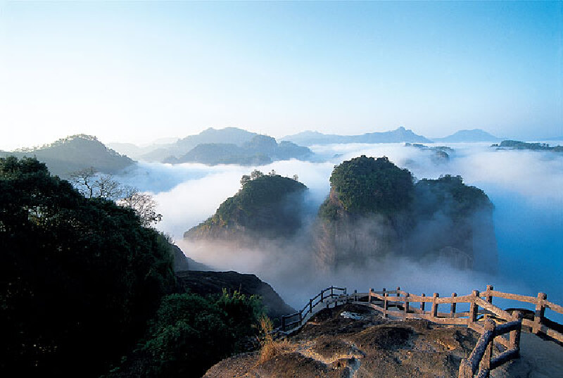 武夷山峰岭俊美,山清水秀,连绵相接的山峰,峰回路转,山水相间,聆听