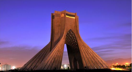 现代德黑兰以阿扎迪塔和默德塔为标志性建筑.
