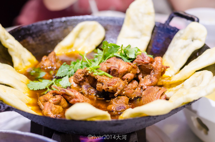 地锅鸡是当地特色菜,锅边的面饼非常香,蘸着锅里的汤汁吃口味更好