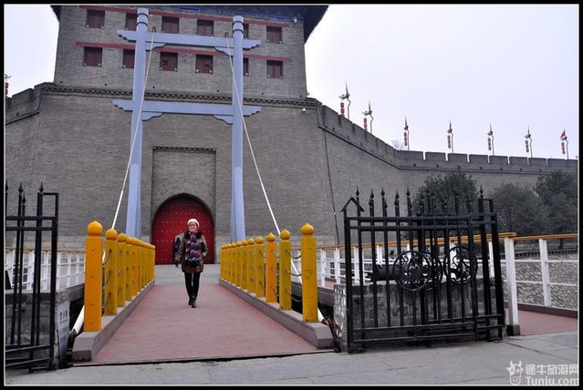 是我国现存最完整的一座古代城垣建筑,稳固如山,包括护城河,吊桥,闸楼