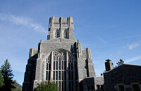 攀登圣玛丽大学教堂的塔尖